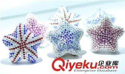 DAD鑲鉆五角星風(fēng)口香水 鑲鉆五角星汽車飾品 水晶鉆海星風(fēng)口香膏-饒平縣海山路士達(dá)汽車裝飾用品經(jīng)營部提供DAD鑲鉆五角星風(fēng)口香水 鑲鉆五角星汽車飾品 水晶鉆海星風(fēng)口香膏的相關(guān)介紹、產(chǎn)品、服務(wù)、圖片、價格饒平縣海山路士達(dá)汽車裝飾用品經(jīng)營部、汽車防爆膜;汽車改裝件;LED燈;汽車飾品;汽車香水;車載小電器;車衣